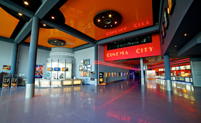 Kino Cinema City Kraków Zakopianka składa się z 10 klimatyzowanych sal, które pomieszczą jednocześnie ponad 2 200 widzów. Wszystkie wyposażone są w innowacyjne technologie projekcji filmów, wysokiej klasy systemy dźwiękowe i wygodne fotele kinowe.
