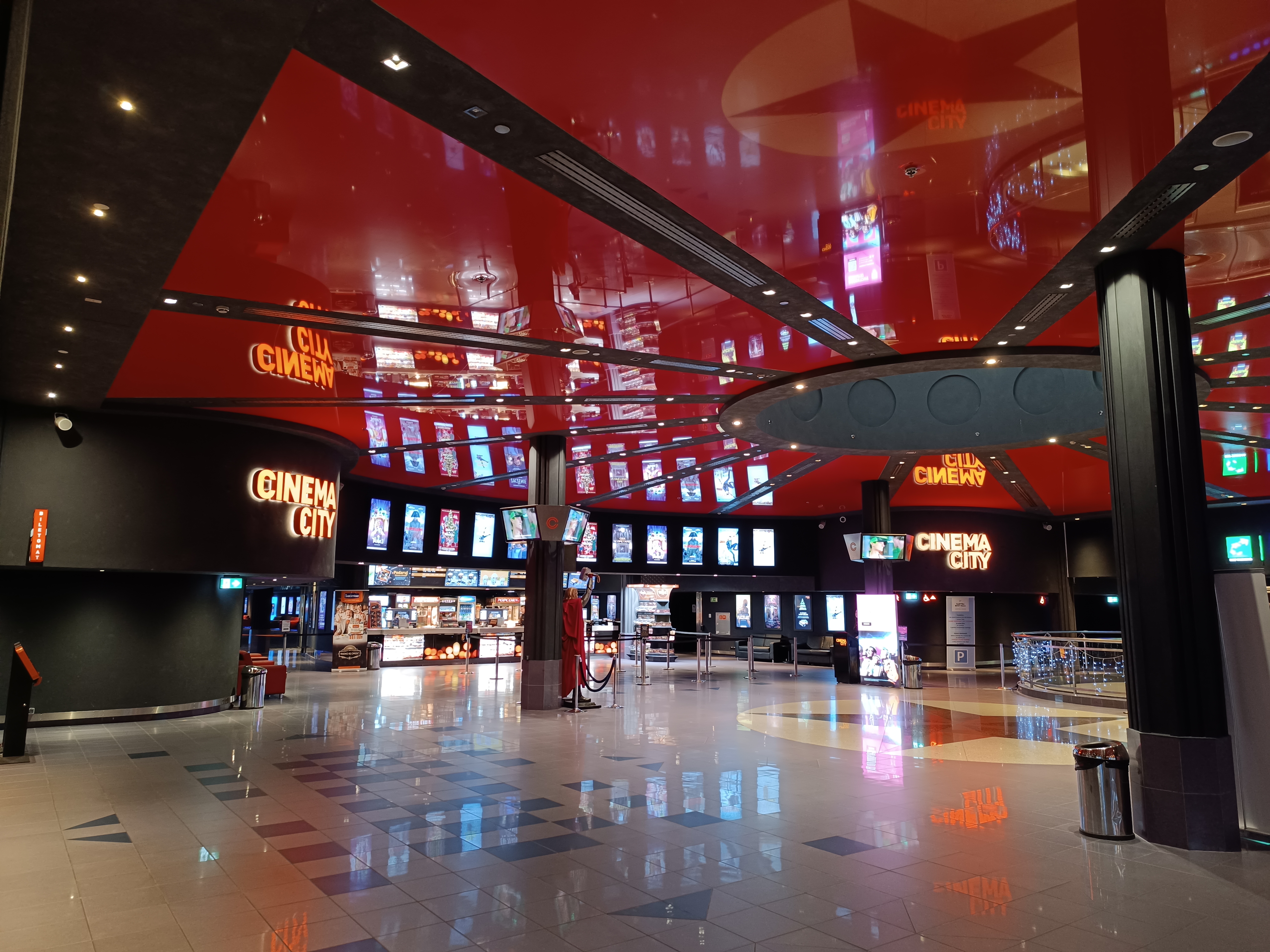 Kino Cinema City Sadyba składa się z 12 klimatyzowanych sal kinowych, które jednocześnie pomieszczą niemal 3 000 widzów. Tutaj znajduje się jedna z sześciu w Polsce wielkoformatowych sal IMAX®, należących do najważniejszych i najdoskonalszych na świecie platform dystrybucji kinowej dla hollywoodzkich hitów.