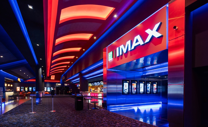 Kino Cinema City Łódź Manufaktura posiada 14 klimatyzowanych sal, mieszczących jednocześnie ponad 2 500 widzów. Tutaj znajduje się jedna z pięciu w Polsce wielkoformatowa sala IMAX® oraz sala ŠKODA 4DX®, w której filmy można oglądać w rewolucyjnym formacie 4DX®.